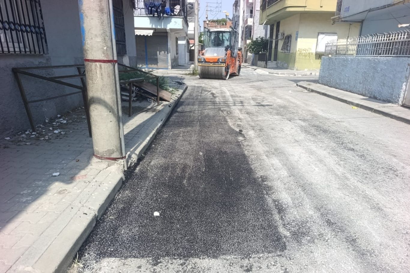 Mersin'in Akdeniz ilçesinde yol bakım ve onarım çalışmaları sürüyor