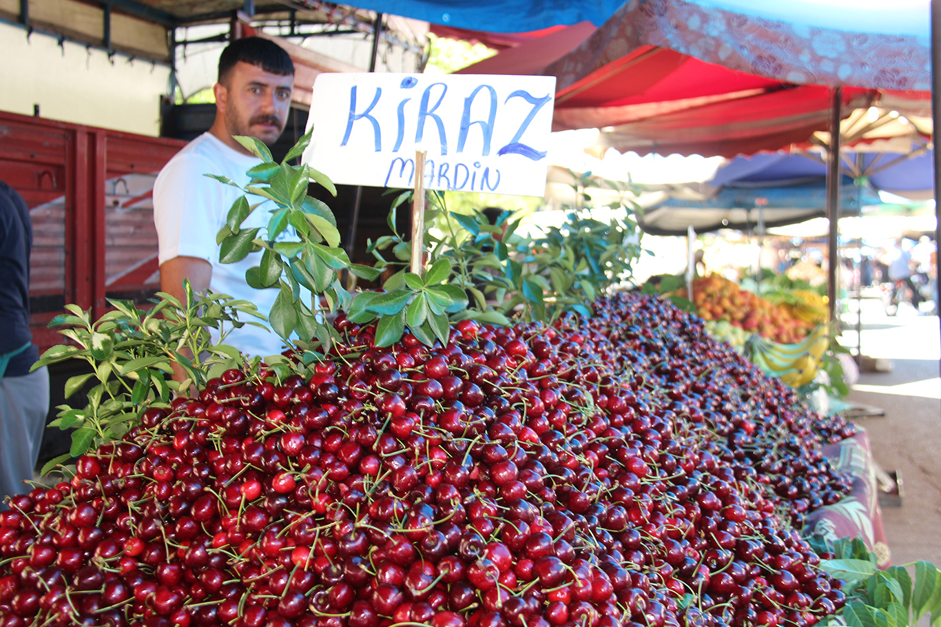 Semt pazarlarında yüksek fiyatlar vatandaşın bütçesini zorluyor