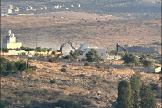 İşgalciler Ramallah'ta Filistinliye ait evi yıktı