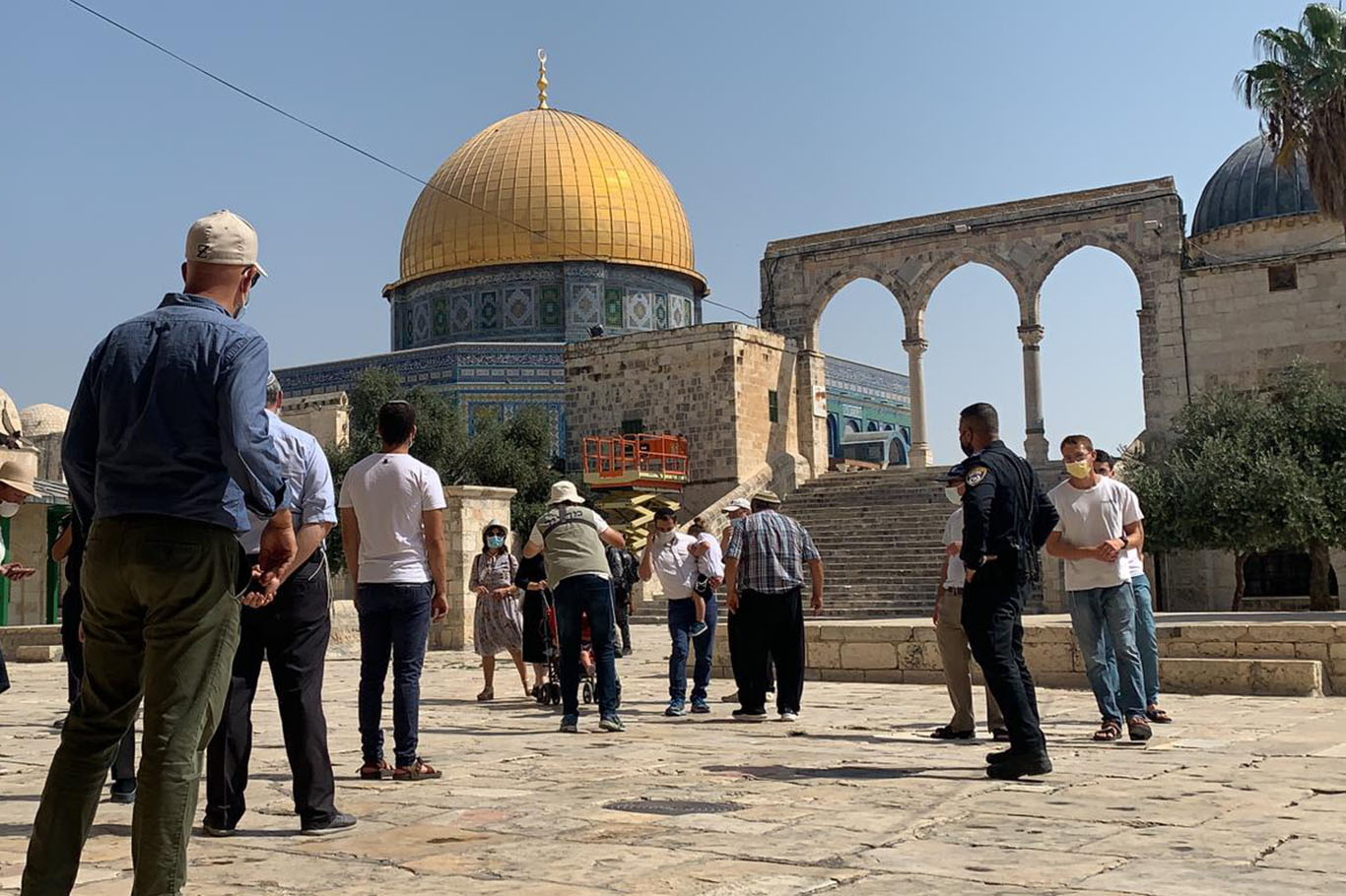 Jewish settlers desecrate Al-Aqsa compound under heavy Israeli police escort