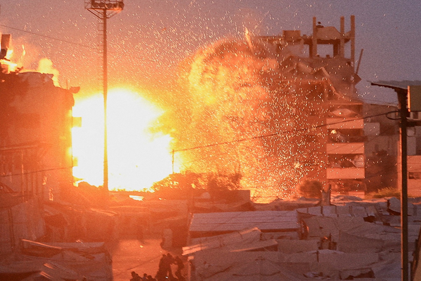 Gazze’de El-Muttakin Camisi bombalandı