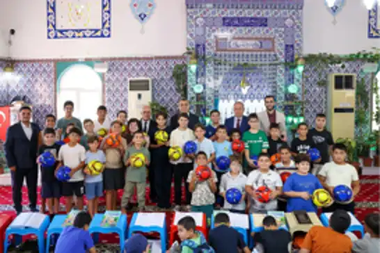 Mersin Valisi Atilla Toros, yaz Kur'an kursu öğrencileriyle bir araya geldi