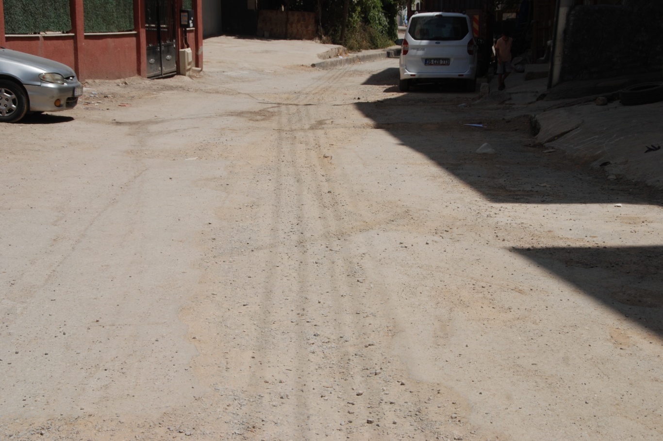 Bayraklı'da 8 aydır bitmeyen altyapı çalışması mahalleliyi mağdur ediyor