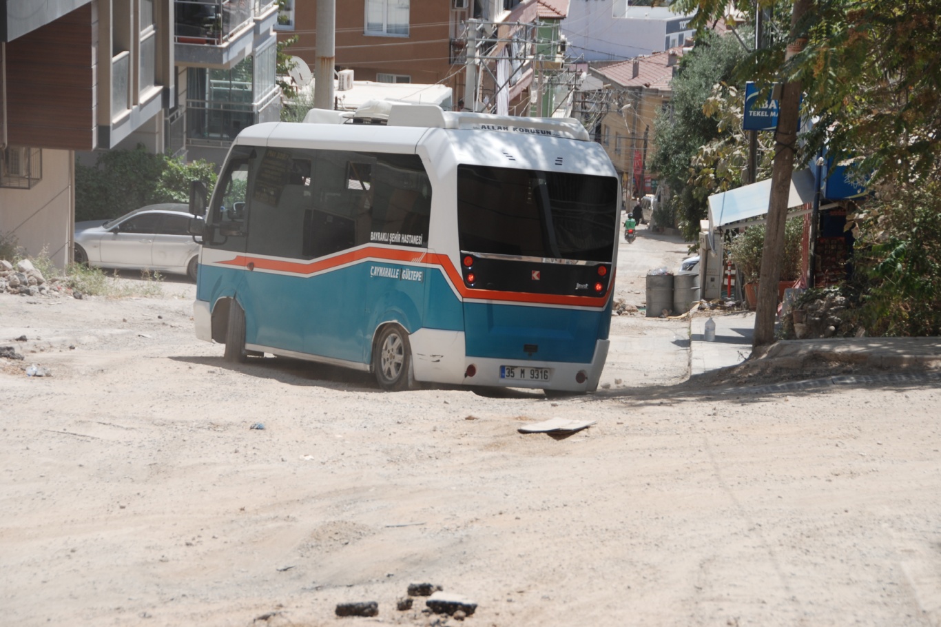 Bayraklı'da 8 aydır bitmeyen altyapı çalışması mahalleliyi mağdur ediyor