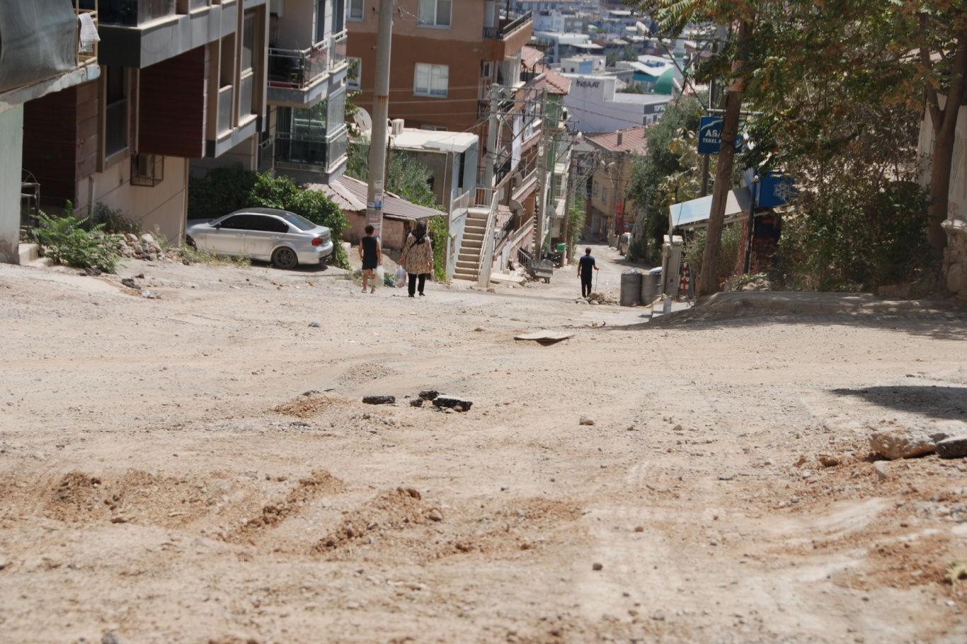 Bayraklı'da 8 aydır bitmeyen altyapı çalışması mahalleliyi mağdur ediyor