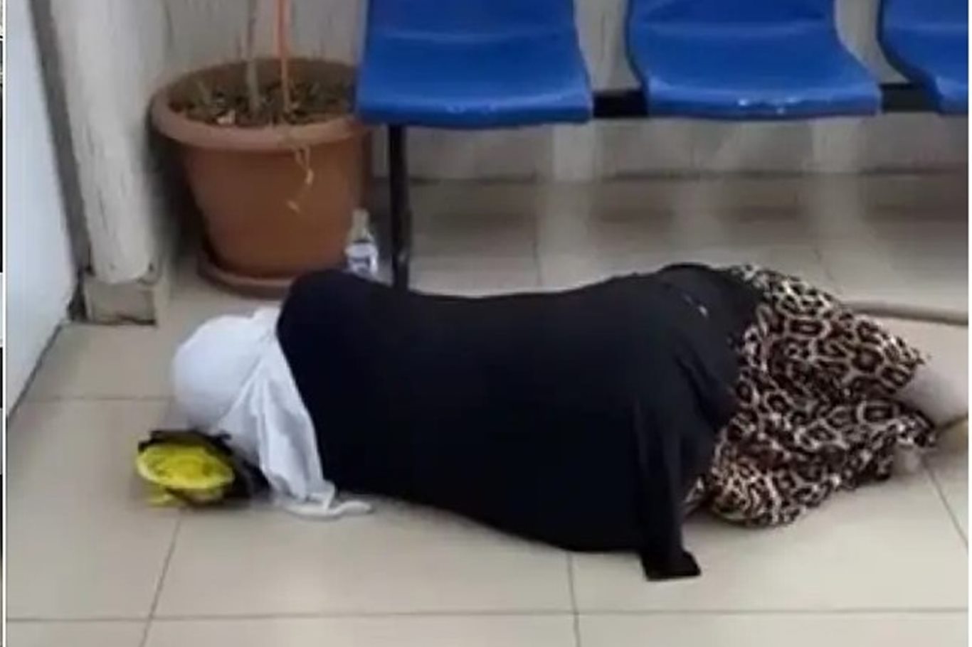 Kavurucu sıcaklar etkisini artırdı: İlaç almaya gelen yaşlı kadın eczanede uyuyakaldı