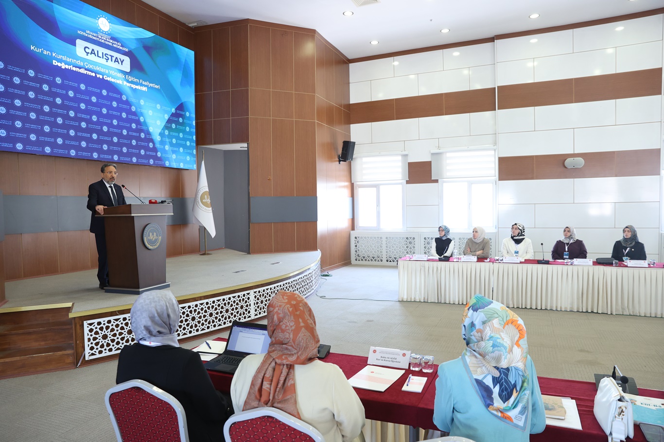 Temel hedefimiz, bilgi ve hikmeti buluşturan Kur’an eğitim modeli geliştirmek