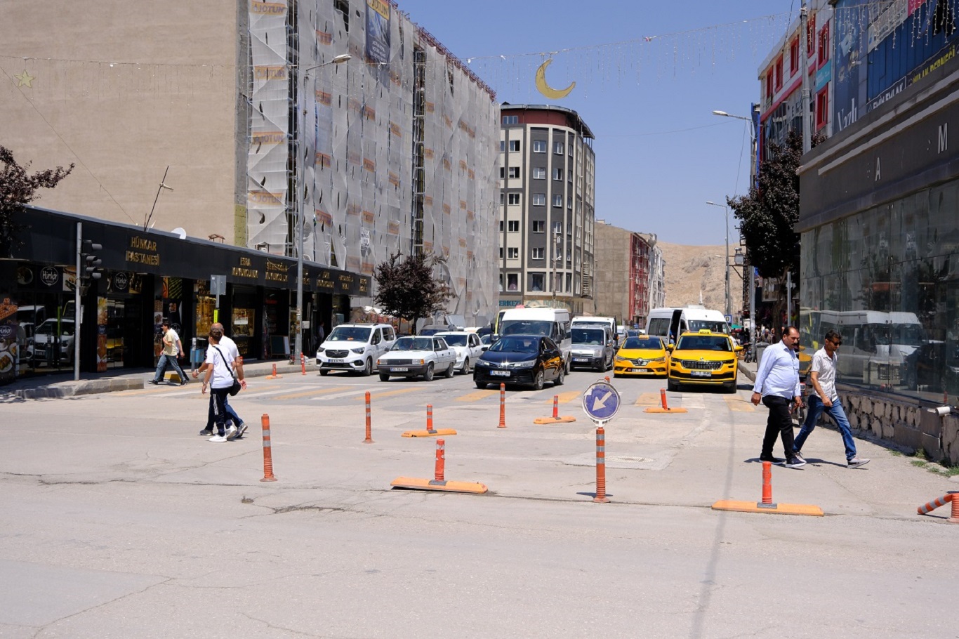 Van’da tek yön uygulaması ters tepti! Trafik kilitlendi, esnaf iş yapamaz hale geldi