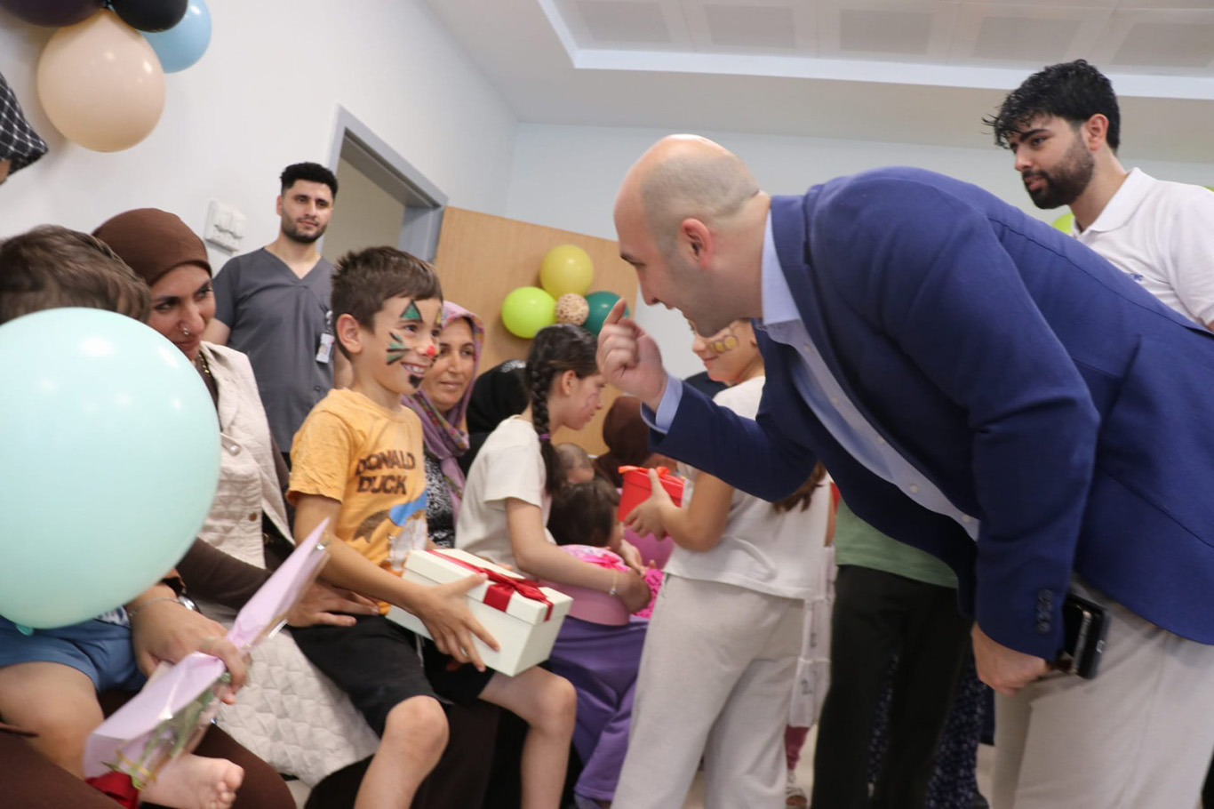 Ceylanpınar'da hastanede tedavi gören çocuklara moral ziyareti