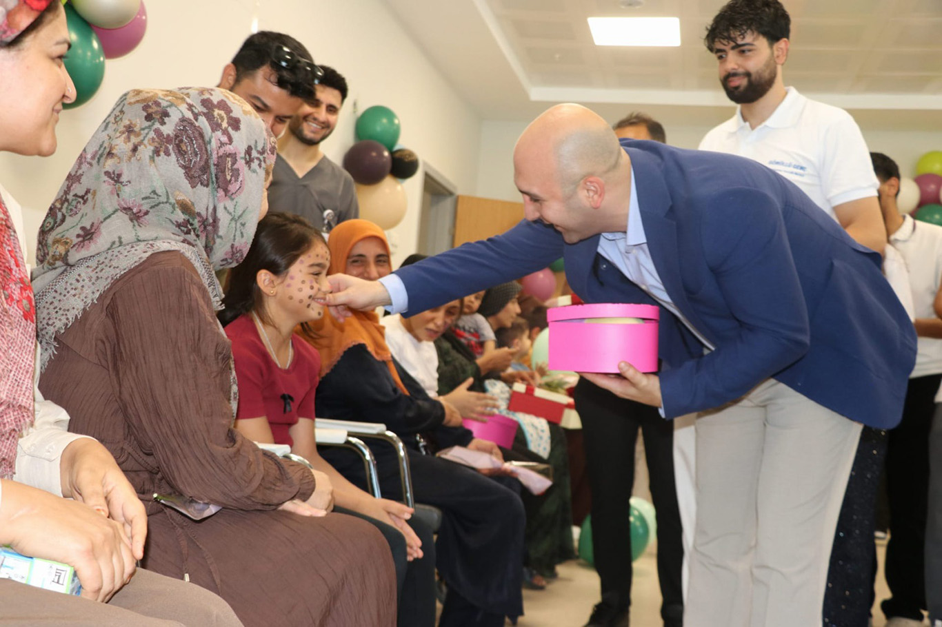 Ceylanpınar'da hastanede tedavi gören çocuklara moral ziyareti