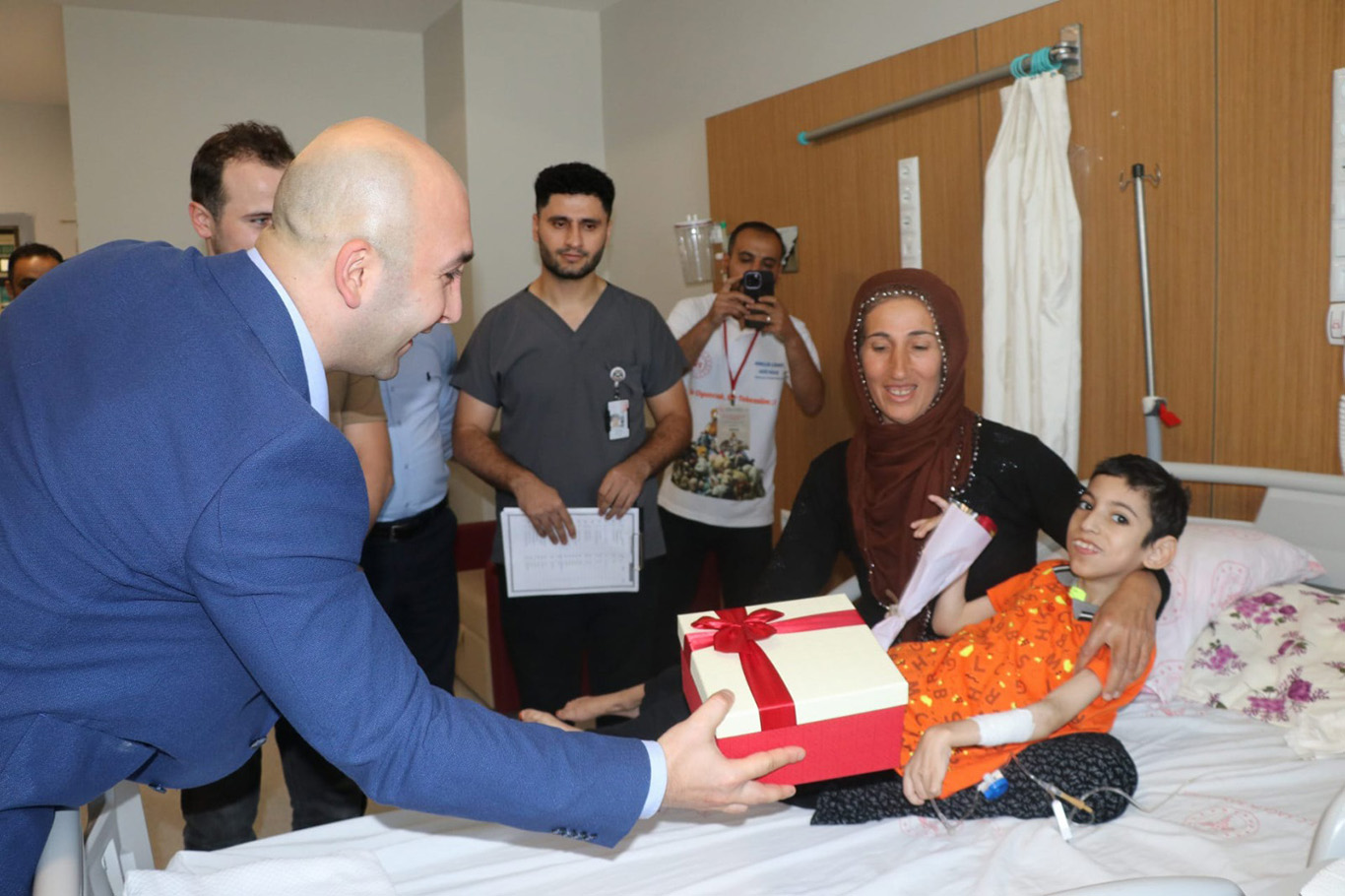 Ceylanpınar'da hastanede tedavi gören çocuklara moral ziyareti