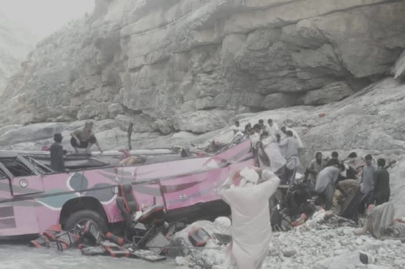 Li Pakistanê otobusek kete çem: 40 mirÎ, 8 birîndar