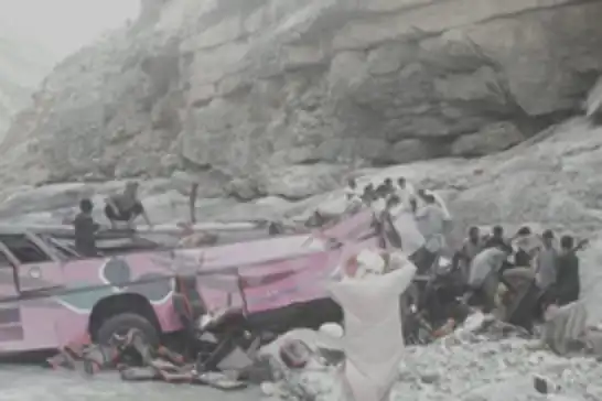 Li Pakistanê otobusek kete çem: 40 mirÎ, 8 birîndar