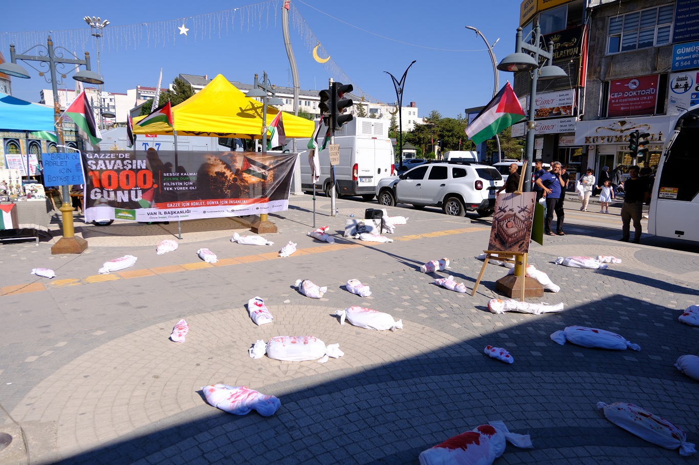 Van’da kadınlardan “kanlı kefenli bebek” eylemi! 