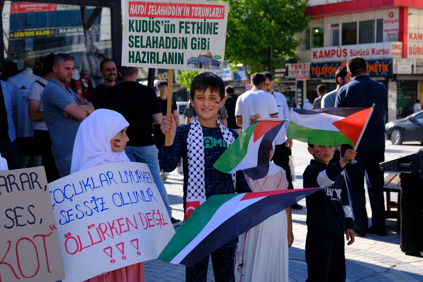 Van’da kadınlardan “kanlı kefenli bebek” eylemi! 