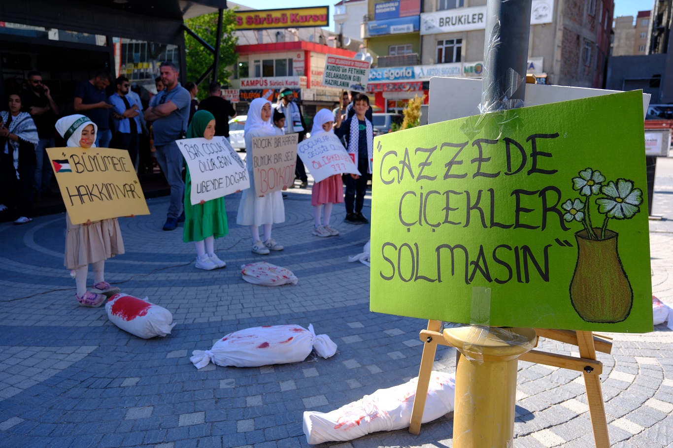 Van’da kadınlardan “kanlı kefenli bebek” eylemi! 