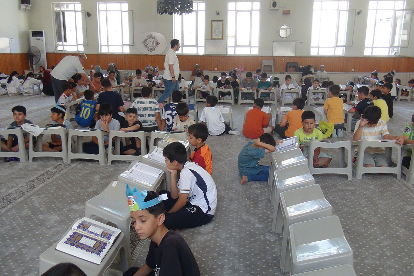 Yaz Kur'an kursu öğrencileri kitap okuyarak kültürel gelişimlerini destekliyor