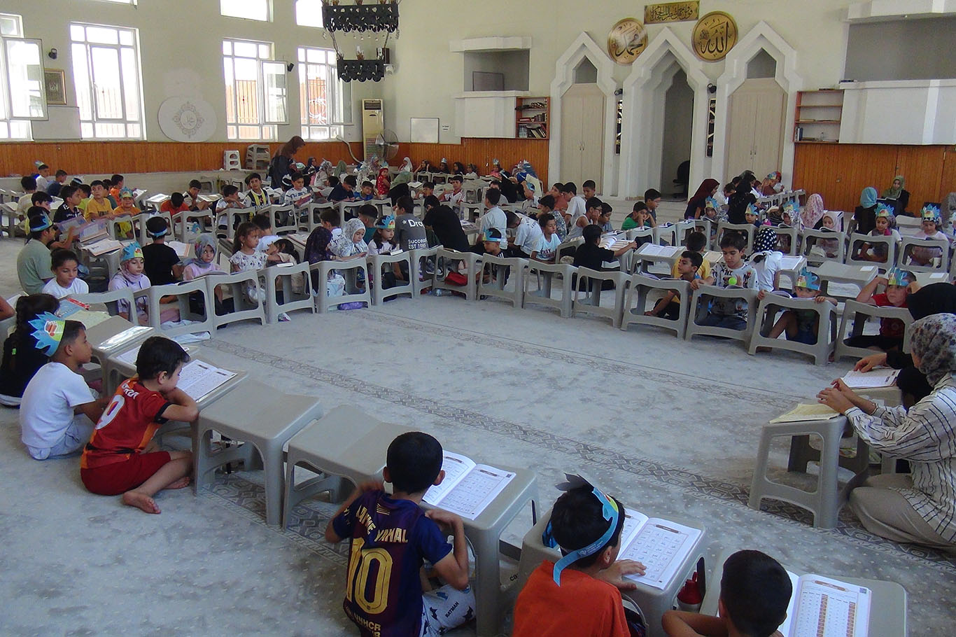 Yaz Kur'an kursu öğrencileri kitap okuyarak kültürel gelişimlerini destekliyor