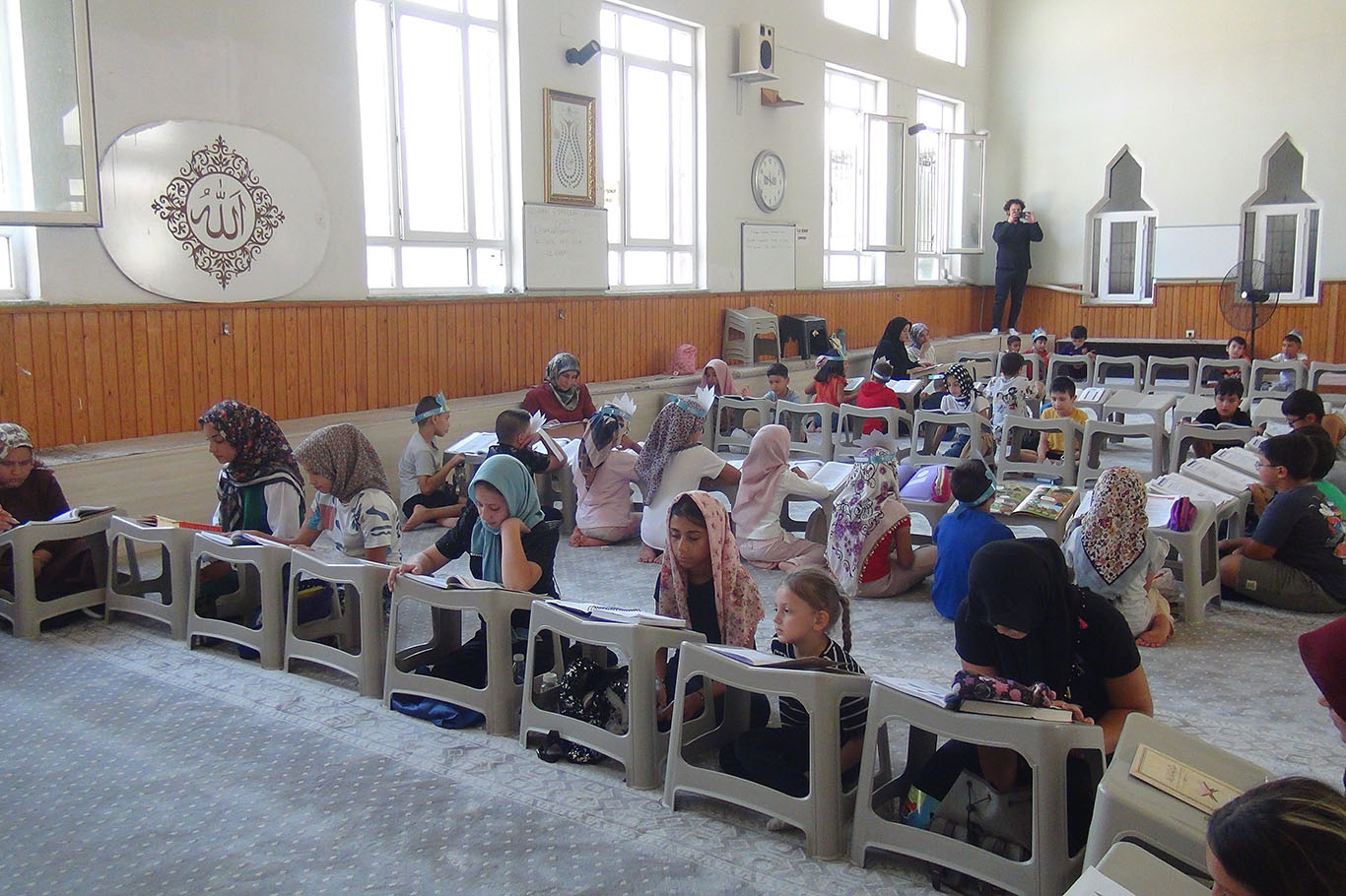 Yaz Kur'an kursu öğrencileri kitap okuyarak kültürel gelişimlerini destekliyor