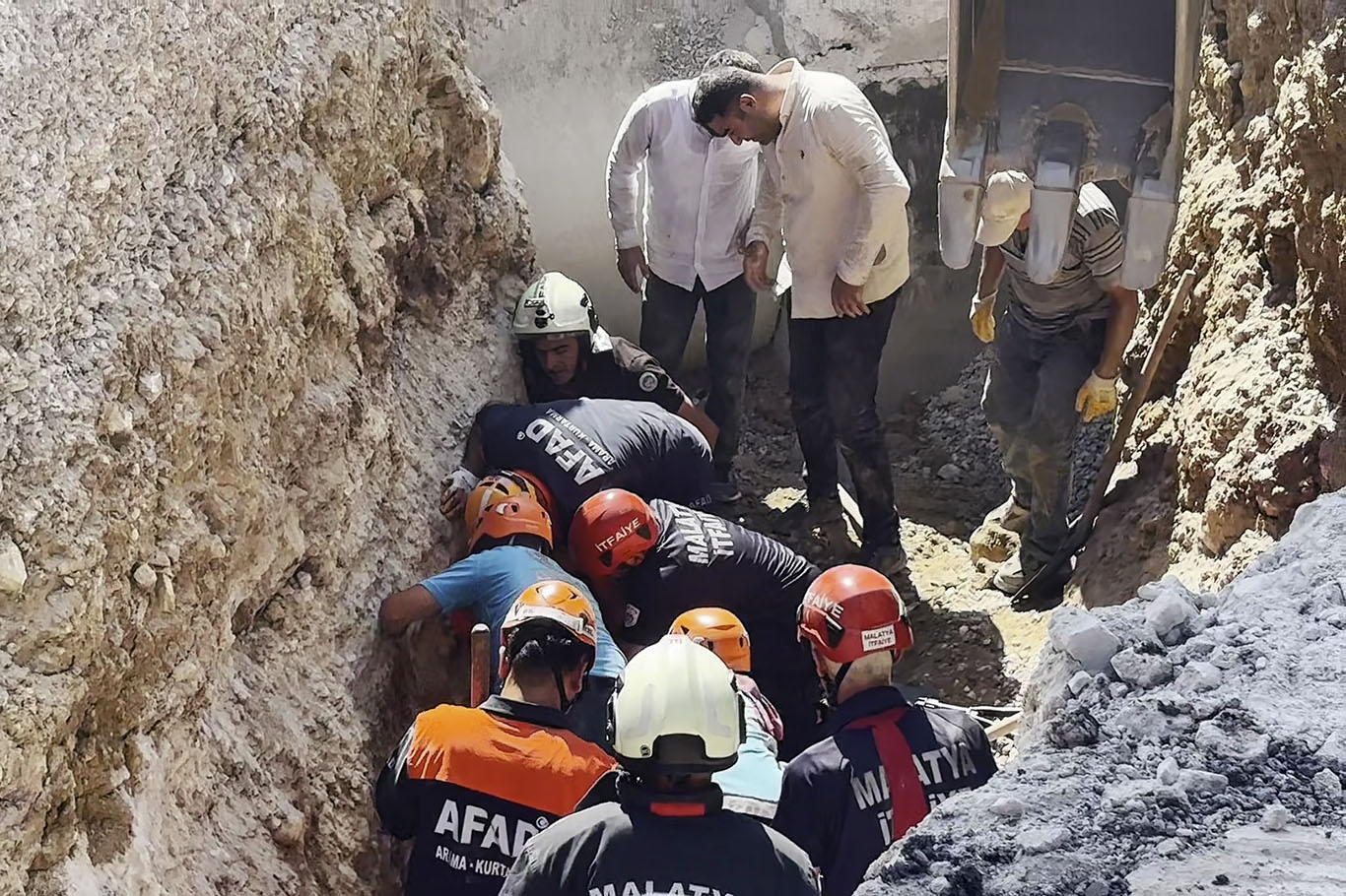 Malatya'da yol çalışması sırasında göçük: 2 ölü