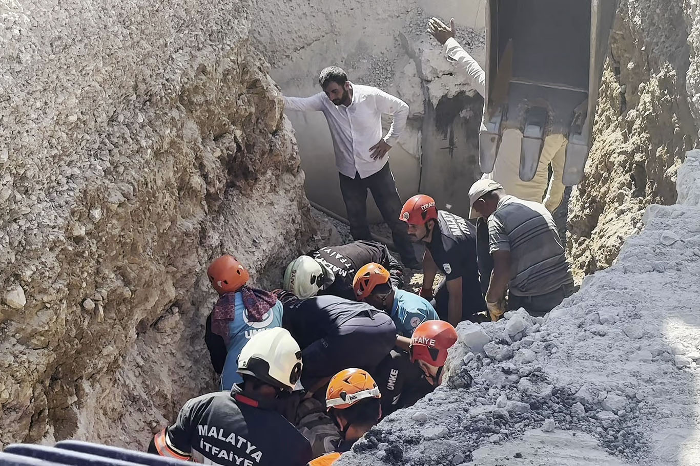 Malatya'da yol çalışması sırasında göçük: 2 ölü