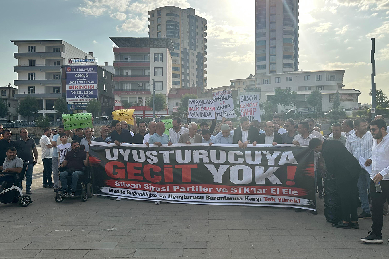 Diyarbakır'da "Madde bağımlılığına ve uyuşturucu baronlarına karşı tek yürek" etkinliği düzenlendi