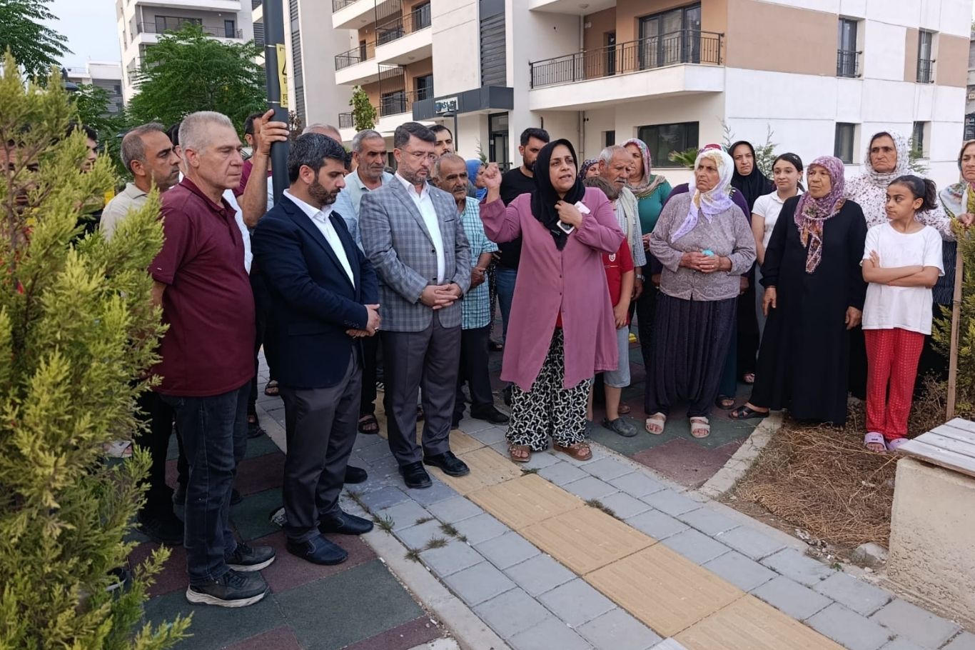 Yaklaşık 15 yıl önce kentsel dönüşüm kapsamında evlerini teslim eden Adana'nın merkez Seyhan ilçesindeki Barbaros Mahallesi hak sahipleri hala konutlarına kavuşmayı beklerken, HÜDA PAR Adana İl Başkanı Fethullah Beyazçiçek, yaşanan mağduriyetin giderilmesi ve tamamlanan konutların bir an önce hak sahiplerine teslim edilmesi çağrısında bulundu.