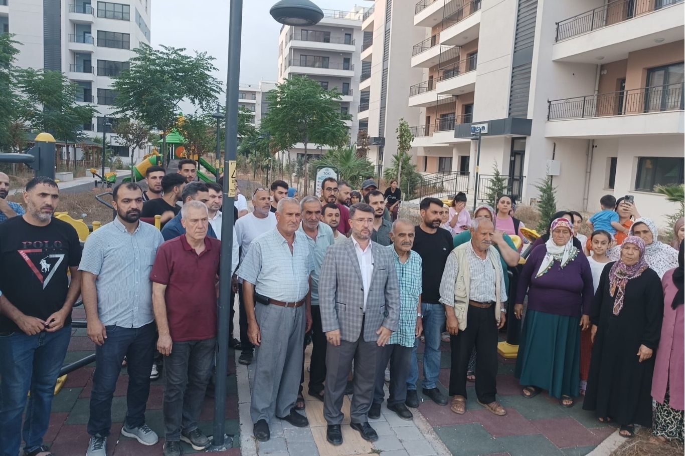 Yaklaşık 15 yıl önce kentsel dönüşüm kapsamında evlerini teslim eden Adana'nın merkez Seyhan ilçesindeki Barbaros Mahallesi hak sahipleri hala konutlarına kavuşmayı beklerken, HÜDA PAR Adana İl Başkanı Fethullah Beyazçiçek, yaşanan mağduriyetin giderilmesi ve tamamlanan konutların bir an önce hak sahiplerine teslim edilmesi çağrısında bulundu.