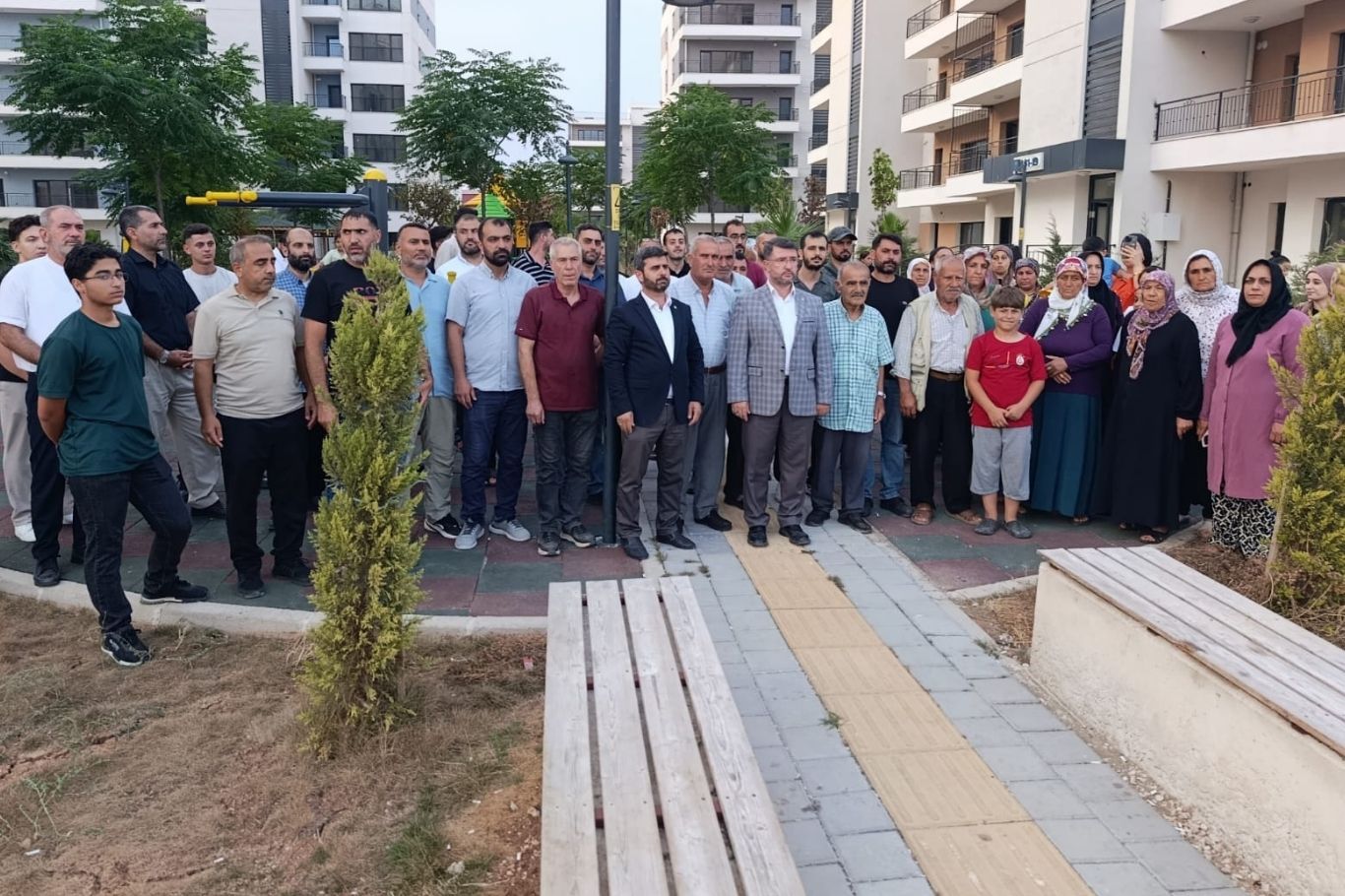 Yaklaşık 15 yıl önce kentsel dönüşüm kapsamında evlerini teslim eden Adana'nın merkez Seyhan ilçesindeki Barbaros Mahallesi hak sahipleri hala konutlarına kavuşmayı beklerken, HÜDA PAR Adana İl Başkanı Fethullah Beyazçiçek, yaşanan mağduriyetin giderilmesi ve tamamlanan konutların bir an önce hak sahiplerine teslim edilmesi çağrısında bulundu.