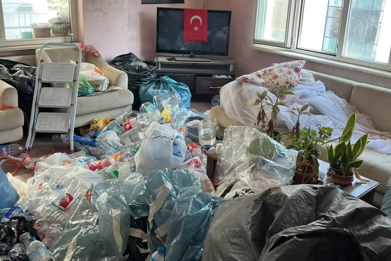 Bursa’da bir dairede 5 ton çöp çıkarıldı