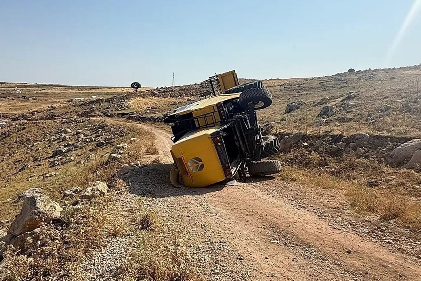 Kurtalan'da biçerdöver devrildi: Sürücü yara almadan kurtuldu