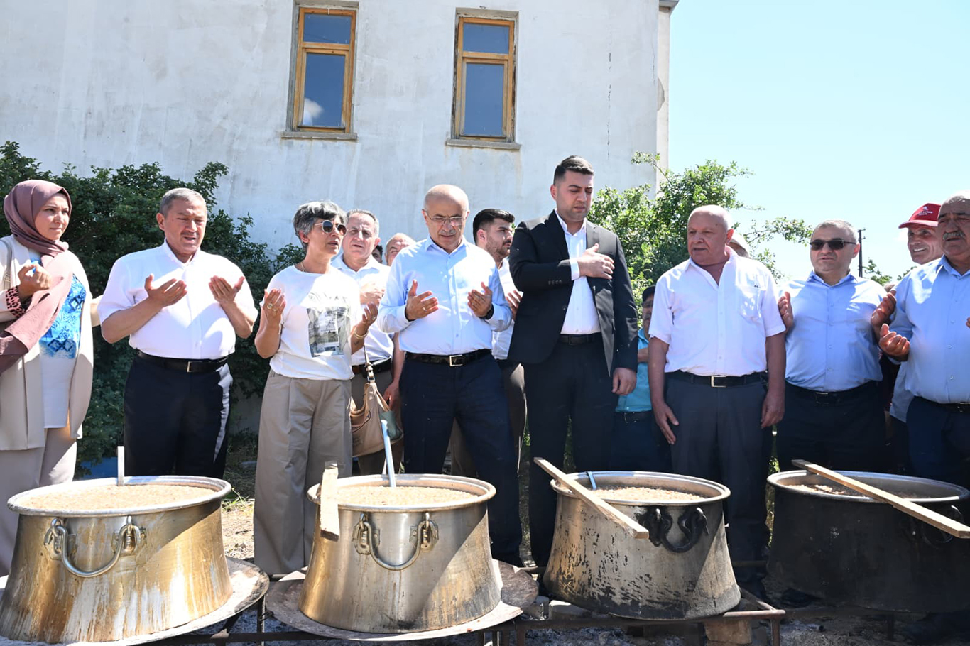 Büyükşehir Belediye Başkanı Er: İlçelerde birinci önceliğimiz grup yollarını sağlıklı hale getirmek