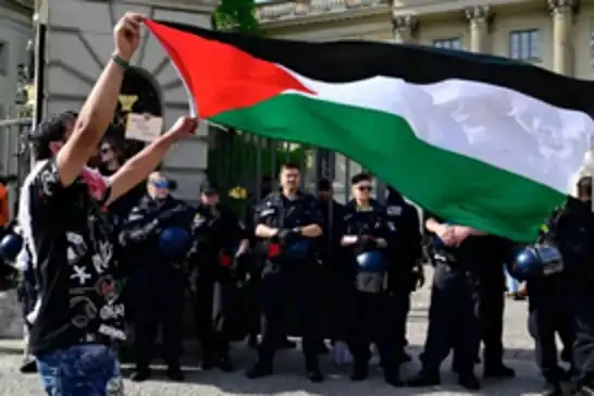 ألمانيا تهدد بترحيل ناشطين غربيين بسبب تأييدهم لفلسطين