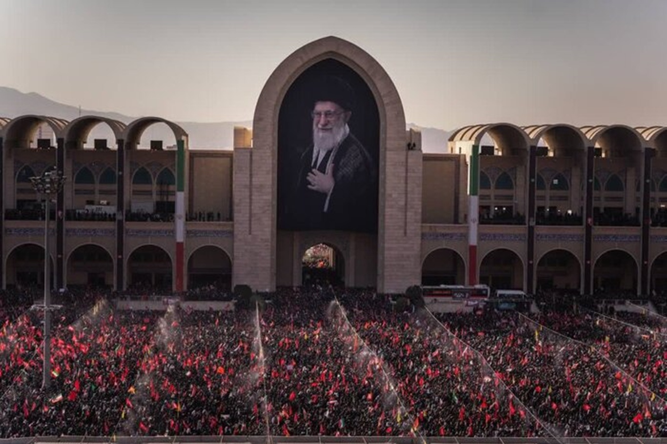 İslam İnkılabı Rehberi Hamanei, Tahran'da son yolculuğuna uğurlanıyor