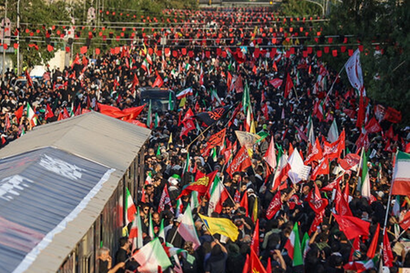İslam İnkılabı Rehberi Hamanei, Tahran'da son yolculuğuna uğurlanıyor