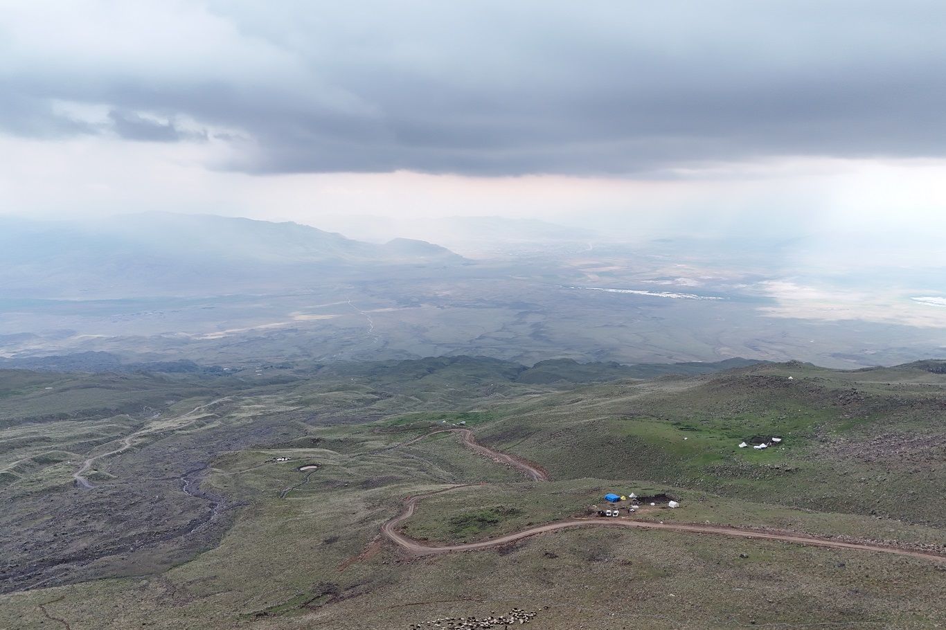 Zirvesi bulut, etekleri hayat, Ağrı Dağı'nda görsel şölen