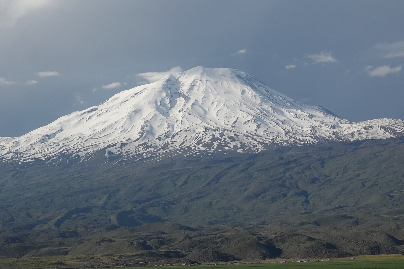 Zirvesi bulut, etekleri hayat, Ağrı Dağı'nda görsel şölen