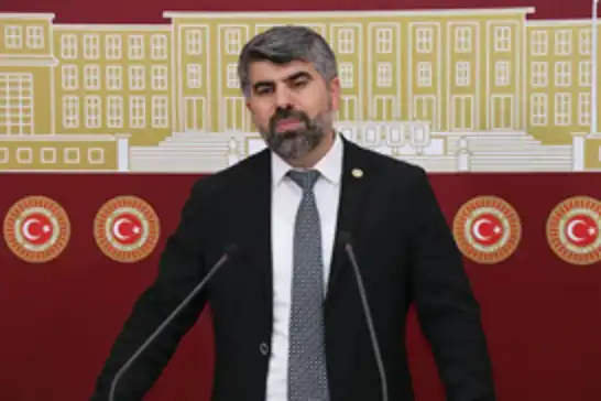 Parlamenterê HUDA PARê Dînç ji nîşandana rengên alaya Emrîkayê li ser Pira FSMê bertek nîşan da