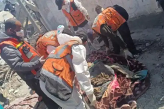 فرق الدفاع المدني في غزة تنتشل رفات 8 شهداء في حي الصبرة