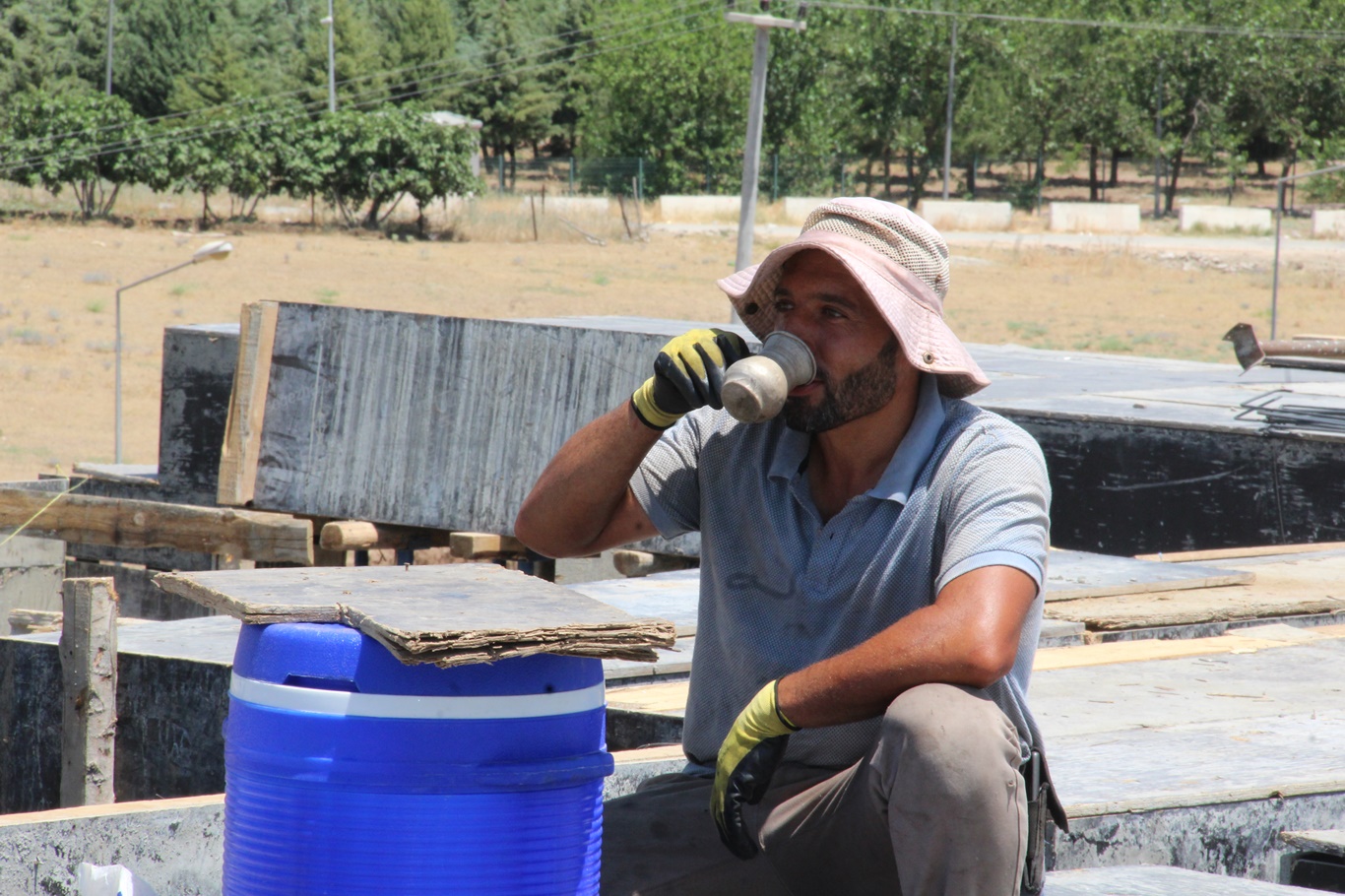 45 derece sıcakta ekmek mücadelesi: İnşaat ustaları yaşadıkları zorlukları anlattı