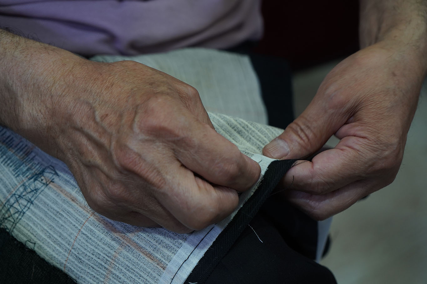60 yıldır sabırla terzilik yapıyor