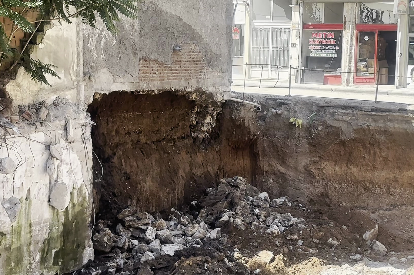 Malatya'da inşaat kazısı sırasında toprak kayması: 2 katlı ev tahliye edildi