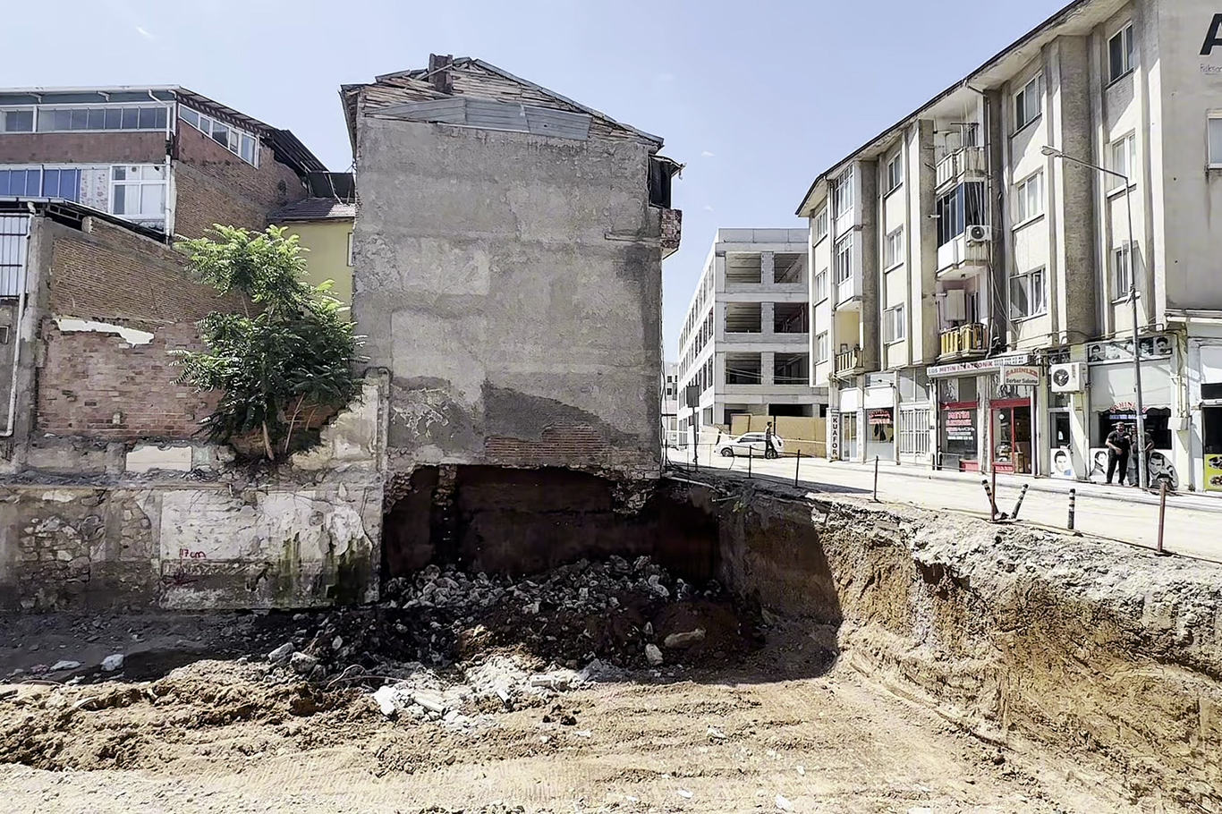 Malatya'da inşaat kazısı sırasında toprak kayması: 2 katlı ev tahliye edildi