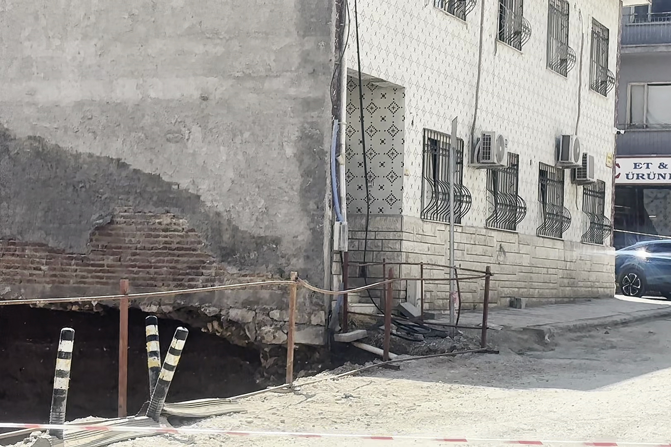 Malatya'da inşaat kazısı sırasında toprak kayması: 2 katlı ev tahliye edildi
