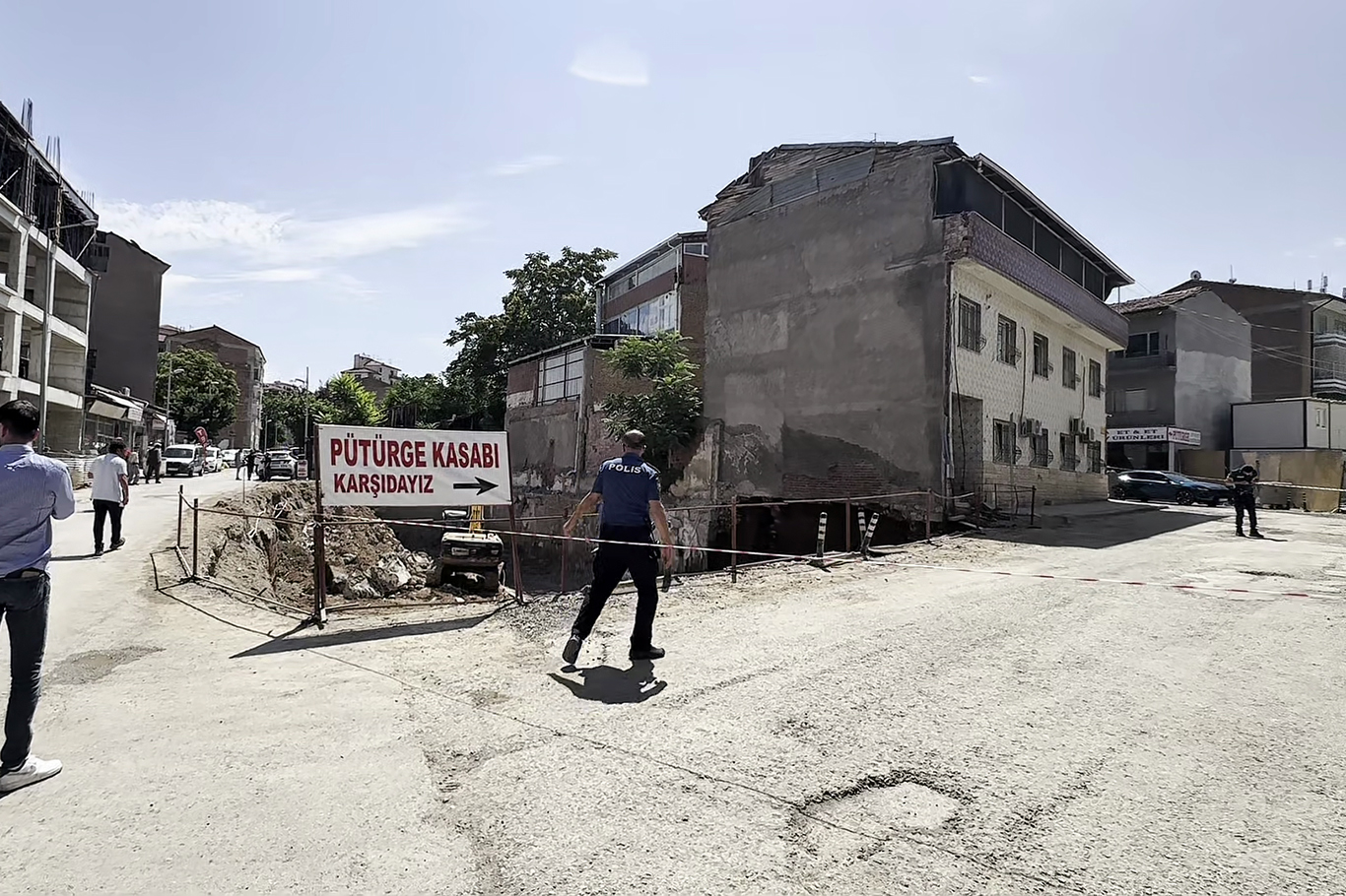 Malatya'da inşaat kazısı sırasında toprak kayması: 2 katlı ev tahliye edildi