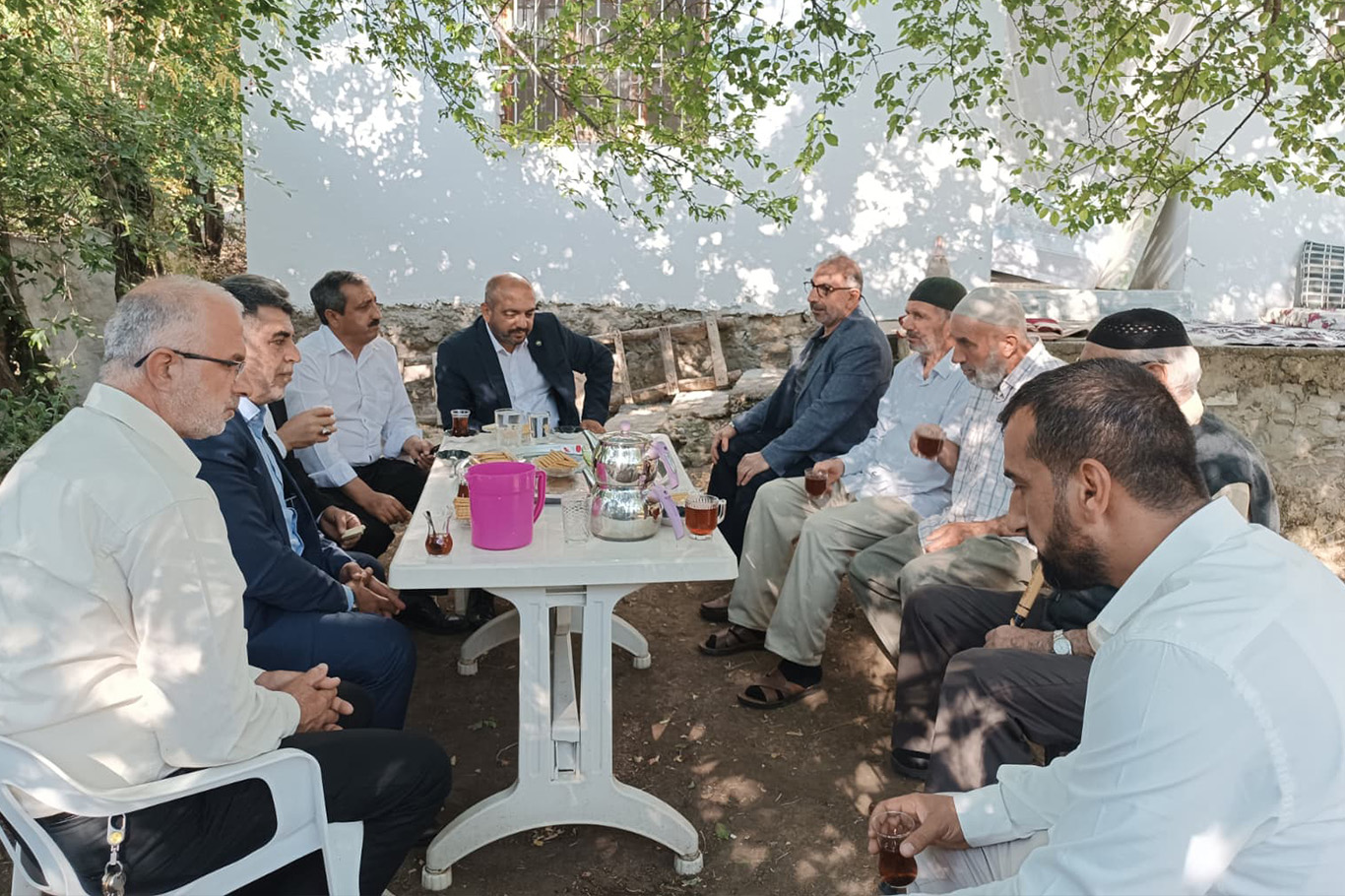 HÜDA PAR Genel Başkan Yardımcısı Şahin Palu'da vatandaş ve esnafın sorunlarını dinledi