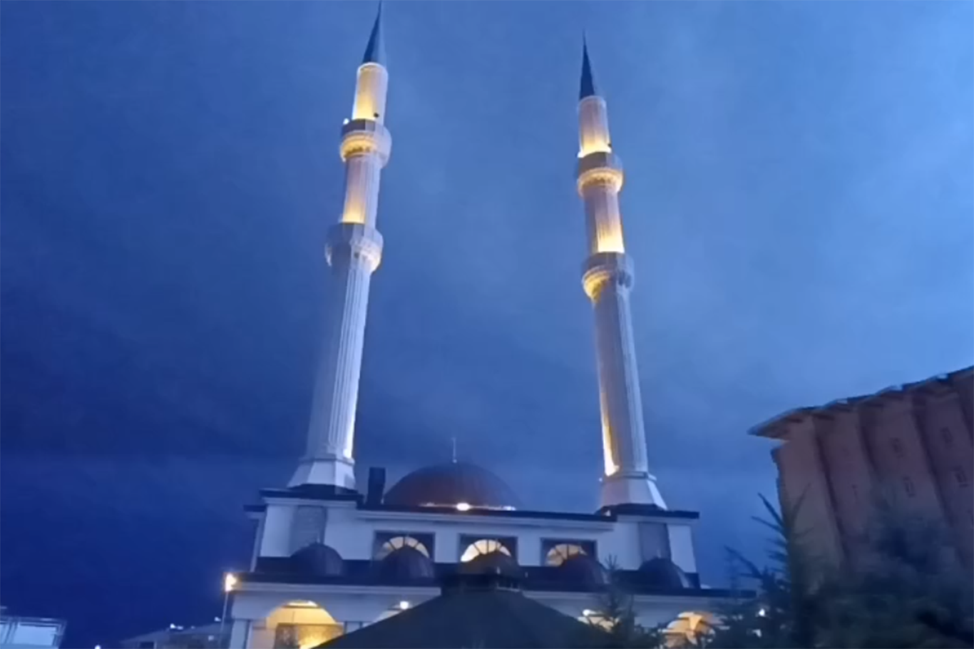 Ağrı'da sağanak etkili oldu: Şimşekler geceyi aydınlattı