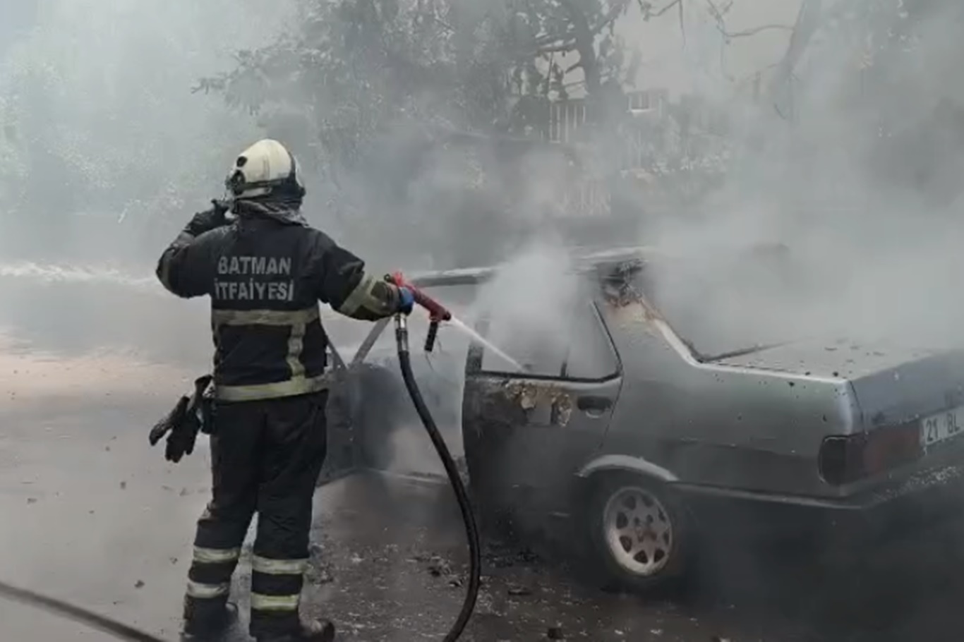Batman'da park halindeki otomobil çıkan yangında kullanılamaz hale geldi