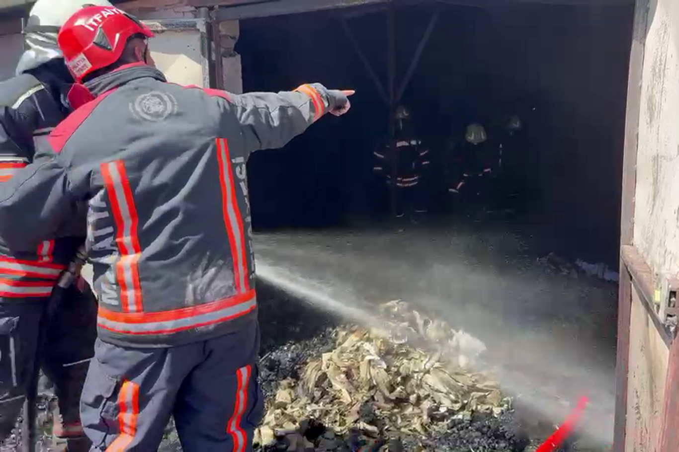 Malatya'da tekstil fabrikasının atık deposunda yangın