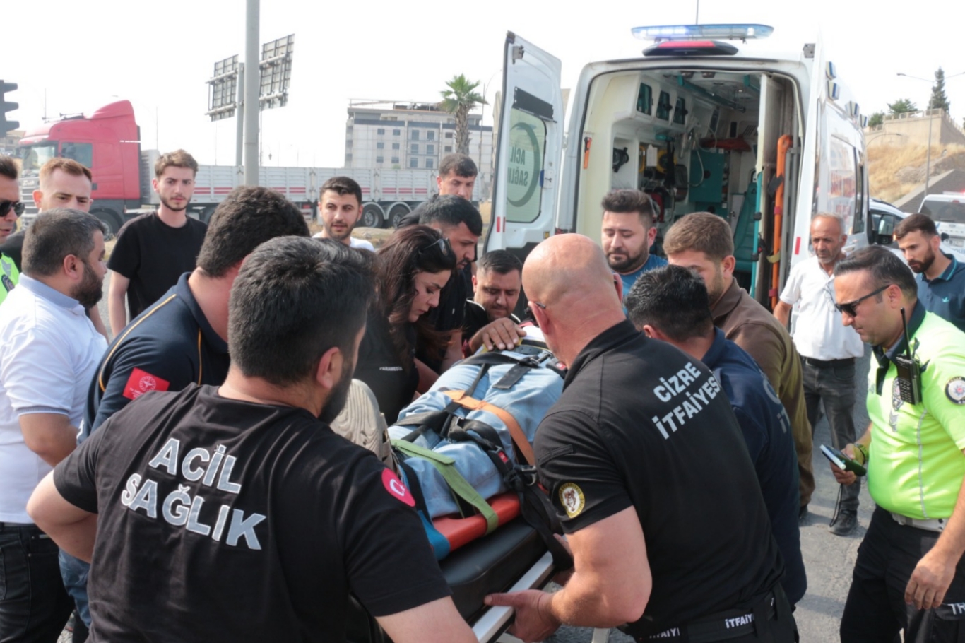 Cizre'de devrilen tırın sürücüsü yaralandı